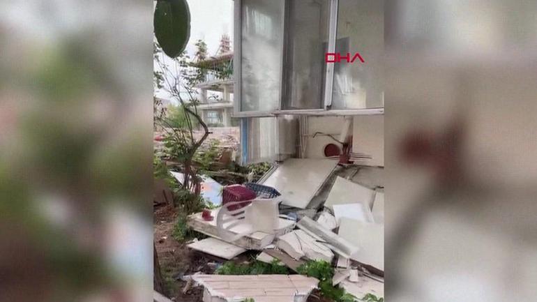 İstanbul Avcılar’da 6 katlı binada balkon çöktü: 1 yaralı