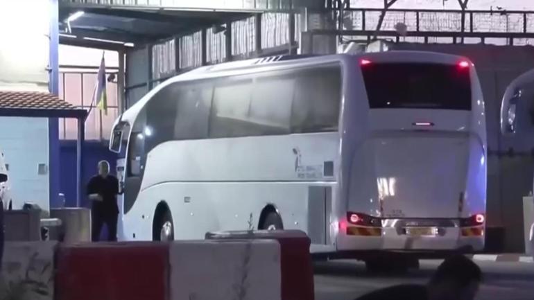 SON DAKİKA | Dünyanın gözü Gazzede Takas başladı: Kızılhaç rehineleri İsraile teslim etti