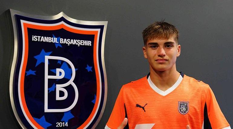 Başakşehir’de Güven Atalay, profesyonel sözleşme imzaladı