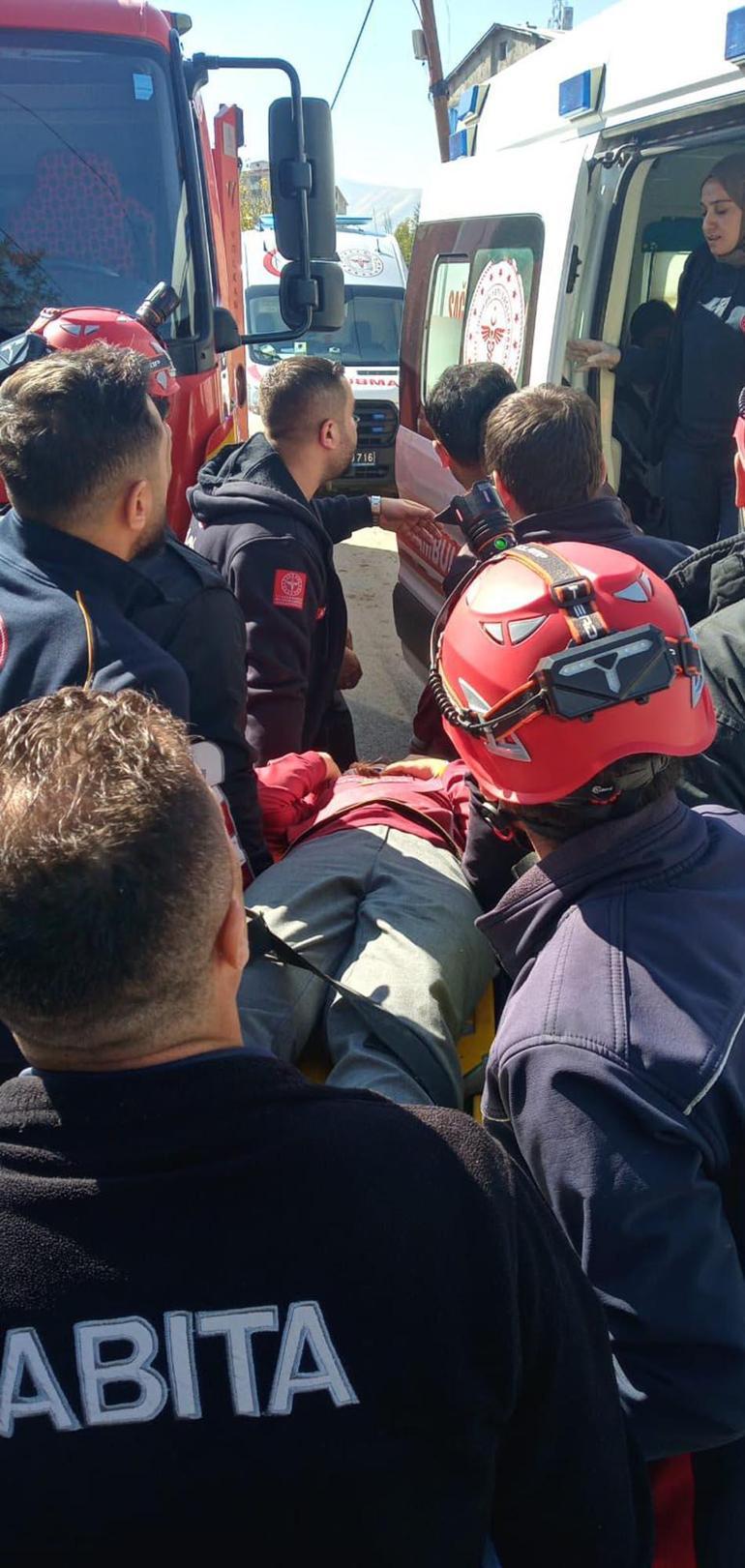 Yolcu treni, okul servisi minibüsüne çarptı: 17 öğreci yaralandı
