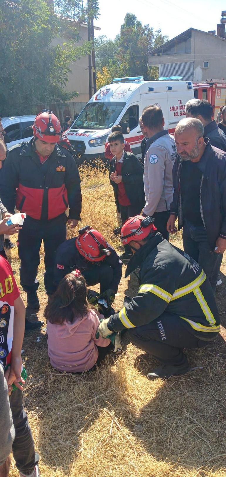 Yolcu treni, okul servisi minibüsüne çarptı: 17 öğreci yaralandı