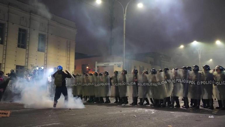 Peru’da hükümet karşıtı öfke büyüyor | Gösteriler Şiddete Dönüştü: Polis ve Protestocular Çatıştı