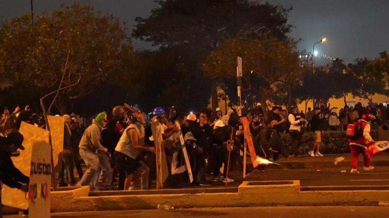 Peru’da hükümet karşıtı öfke büyüyor | Gösteriler Şiddete Dönüştü: Polis ve Protestocular Çatıştı