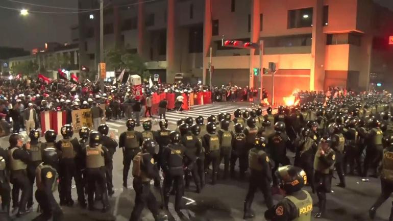 Peru’da hükümet karşıtı öfke büyüyor | Gösteriler Şiddete Dönüştü: Polis ve Protestocular Çatıştı