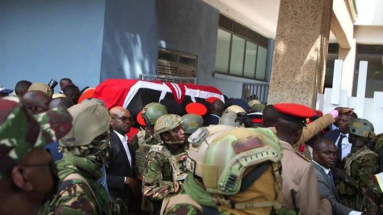 Eski Kenya Başbakanı 80 yaşında hayatını kaybetti, cenazede silahlar konuştu