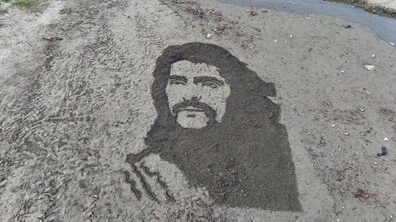 İranlı sanatçı sahile Barış Mançoyu çizdi