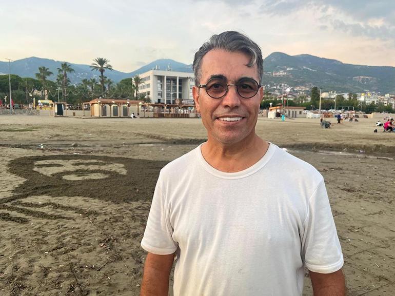 İranlı sanatçı sahile Barış Mançoyu çizdi