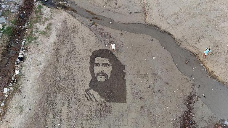 İranlı sanatçı sahile Barış Mançoyu çizdi