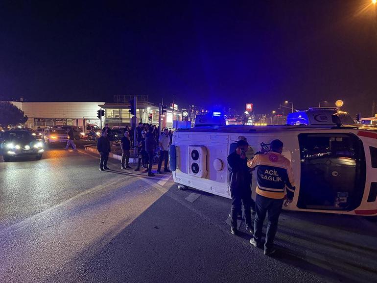 Ambulans ciple çarpıştı: 3 sağlık personeli yaralı