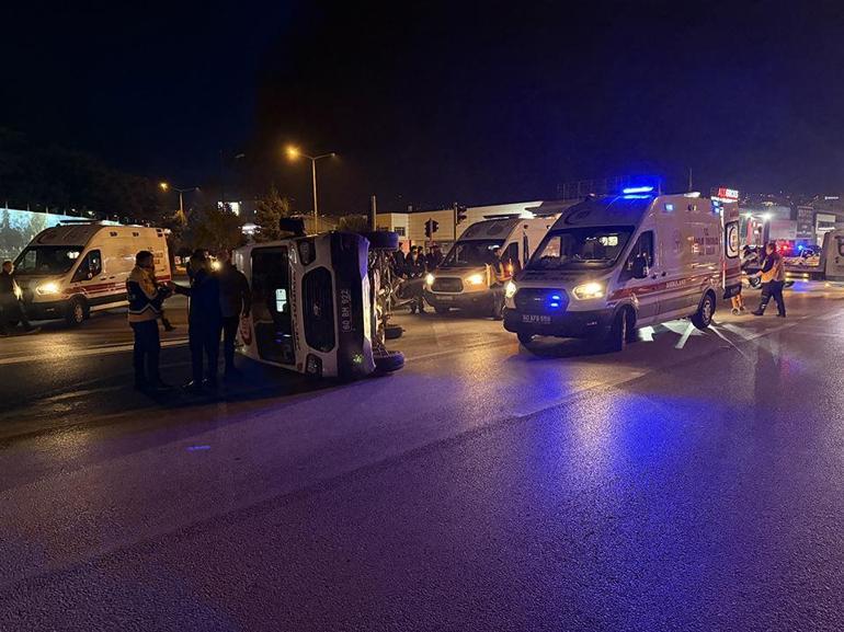 Ambulans ciple çarpıştı: 3 sağlık personeli yaralı