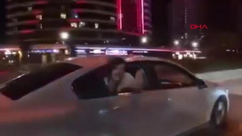 KORSAN TAKSİDE YARDIM ÇIĞLIĞI Cama çıkan kadını motosiklet kamerası kaydetti
