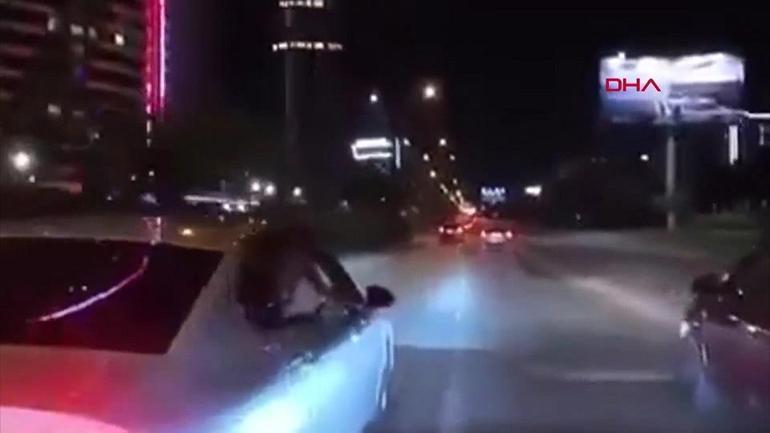 KORSAN TAKSİDE YARDIM ÇIĞLIĞI Cama çıkan kadını motosiklet kamerası kaydetti