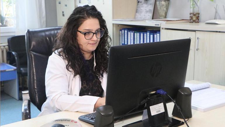 1 yaşında sağır kaldı, 26 yaşında tedavi olduğu hastanede doktor oldu Selen İşlekin ilham veren başarısı