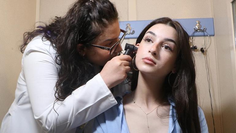 1 yaşında sağır kaldı, 26 yaşında tedavi olduğu hastanede doktor oldu Selen İşlekin ilham veren başarısı