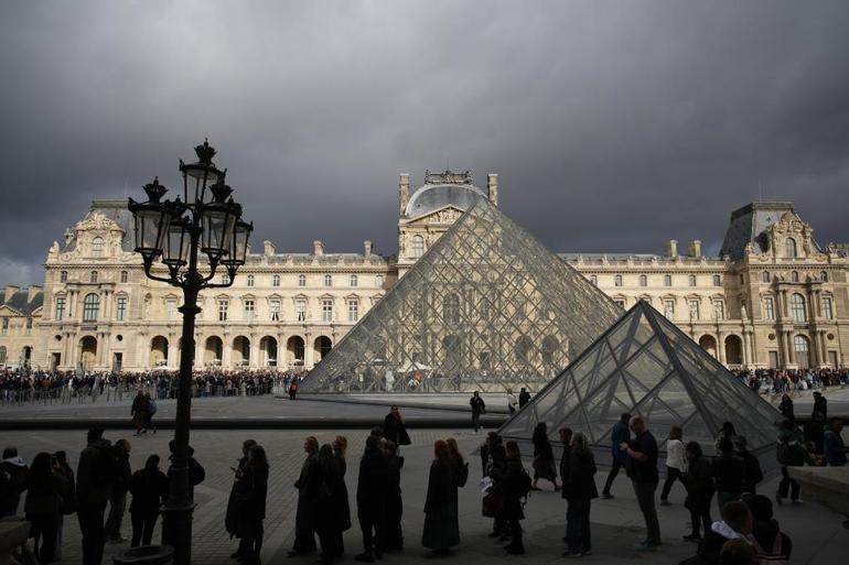 Louvre Müzesini amatör hırsızlar soymuş: Dikkat çeken yeni detaylar