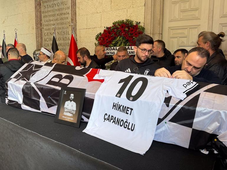 Beşiktaşın vefat eden akademi sorumlusu Hikmet Çapanoğlu, son yolculuğuna uğurlandı