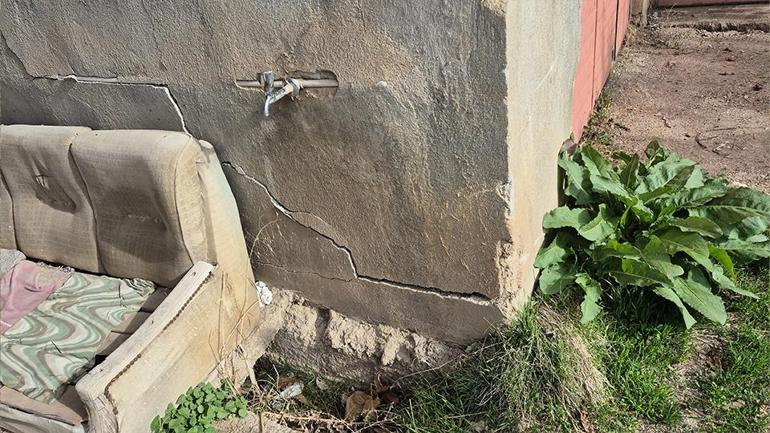  Meyve bahçelerinde obruk ve yarıklar, evlerin duvarlarında çatlaklar