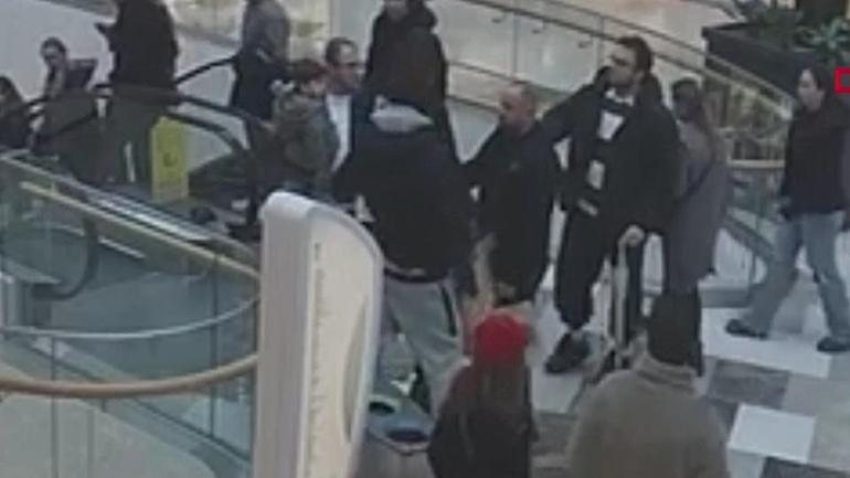 Futbolcuya silah çekip şemsiye fırlattı