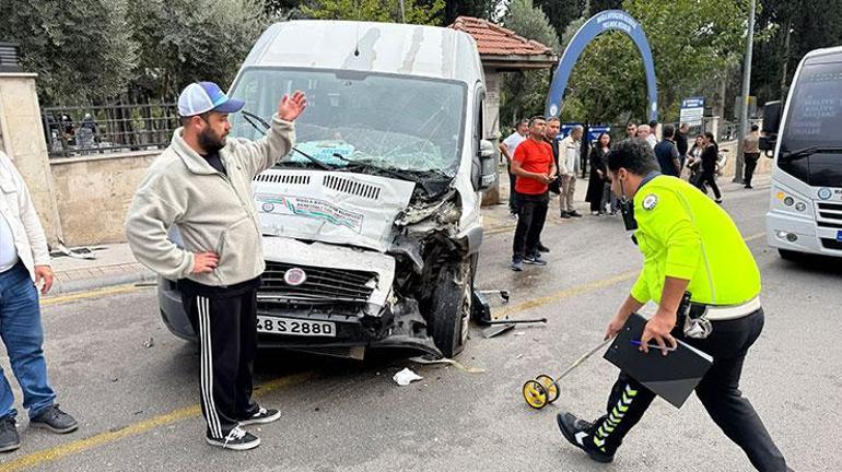 Muğlada kamyon ile öğrenci servisi çarpıştı, 22 kişi yaralandı