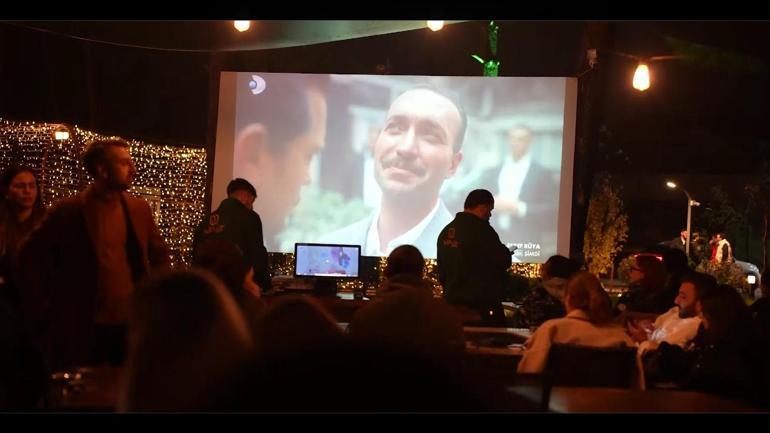 Kafelerdeki dev ekranlardan Eşref Rüya izliyorlar