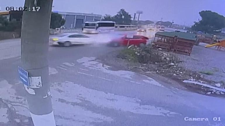 İzmirde iki otomobil çarpıştı: 2 ölü