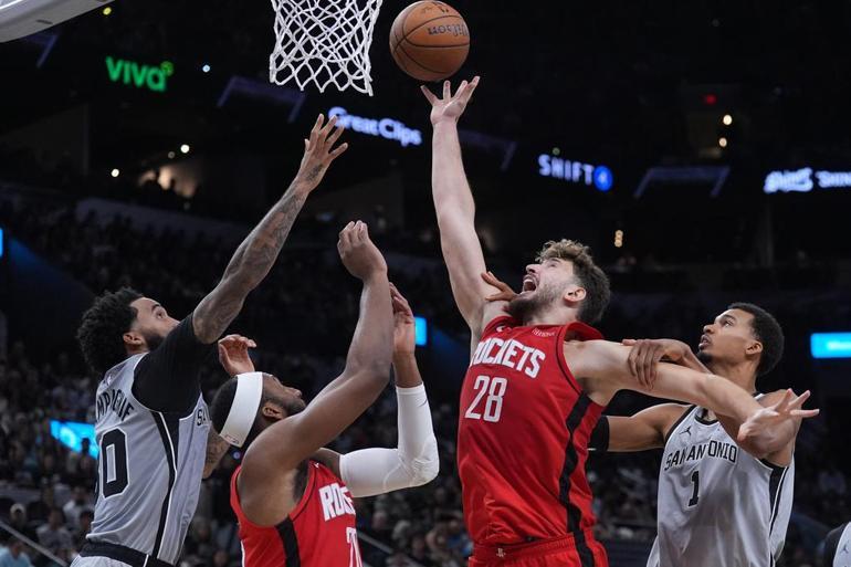 Alperen Şengünün performansı da Rocketsı kurtaramadı: Spurs seriye son verdi