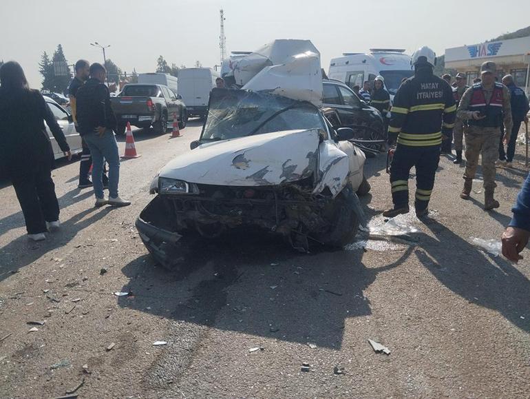 Hatayda feci kaza: TIR, ışıkta bekleyen 5 aracı biçti