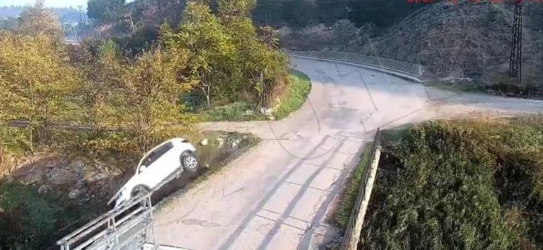 Ehliyetsiz sürücü babasının arabasıyla çaya uçtu