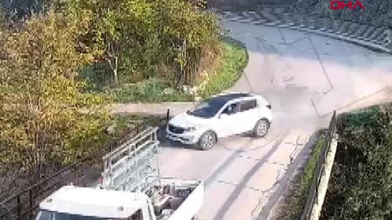 Ehliyetsiz sürücü babasının arabasıyla çaya uçtu