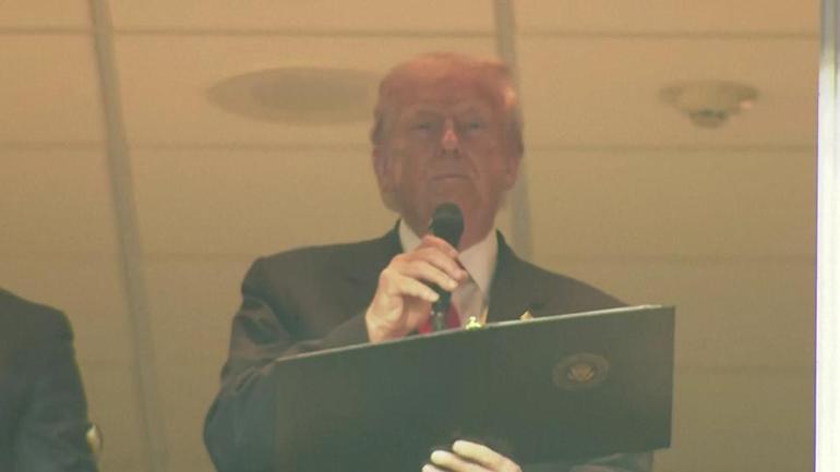 Trumpa maçta yuhalama şoku