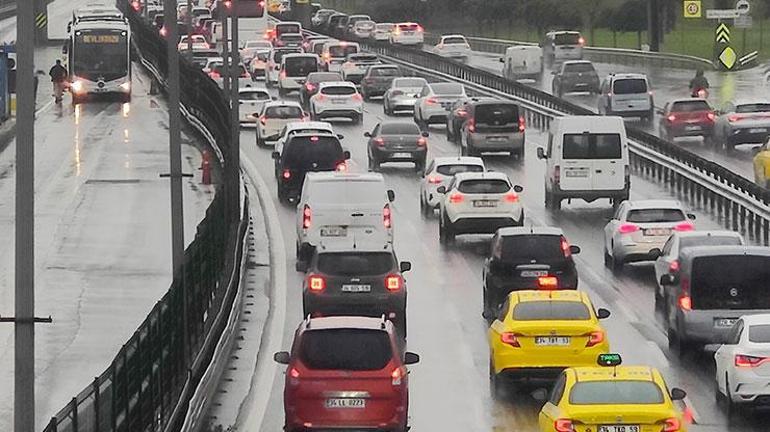 Yağmur etkili oldu: Megakentte trafik kilit