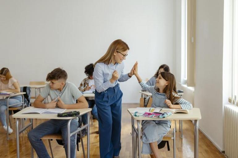 2025te 24 Kasım Öğretmenler Günü hangi güne denk geliyor Öğretmenler Günü ne zaman, resmi tatil mi