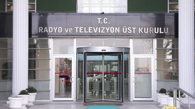 Günde yaklaşık 4 saat TV izleniyor