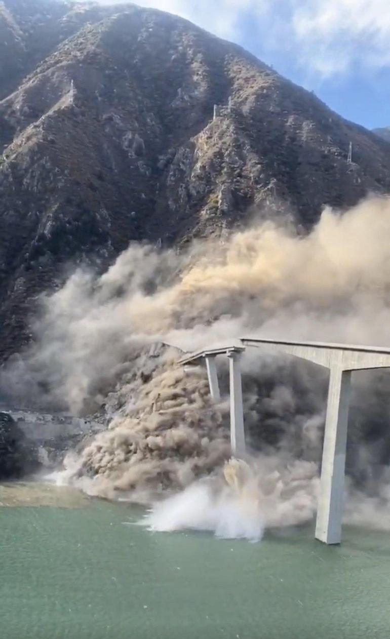 Çindeki 758 metrelik köprüde kısmi çökme: O anlar kamerada