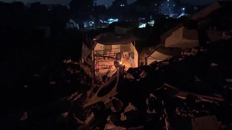 Gazzede yıkıntılar arasında yaşam