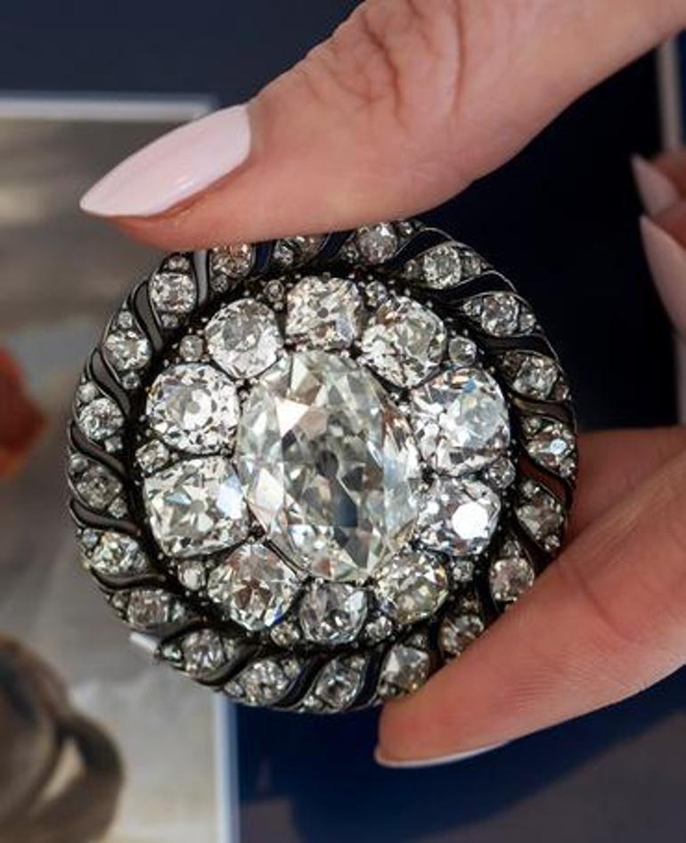 Napolyonun kaybettiği elmas broş rekor fiyata satıldı Tahminleri 18 kat aştı…