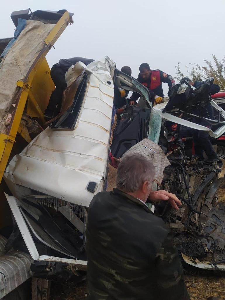  Kamyonlar kafa kafaya çarpıştı