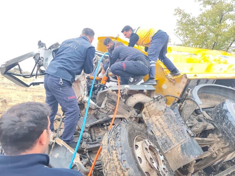  Kamyonlar kafa kafaya çarpıştı