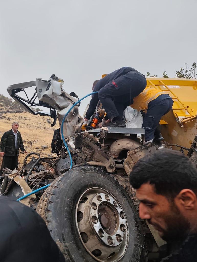  Kamyonlar kafa kafaya çarpıştı