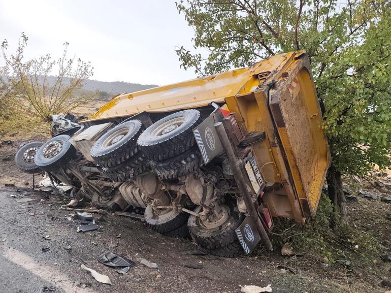  Kamyonlar kafa kafaya çarpıştı