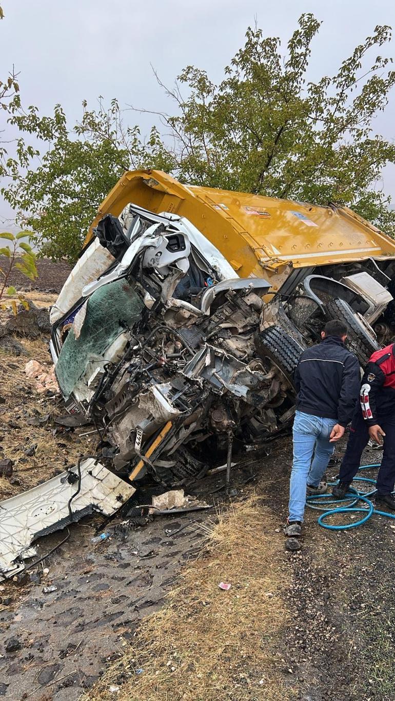  Kamyonlar kafa kafaya çarpıştı