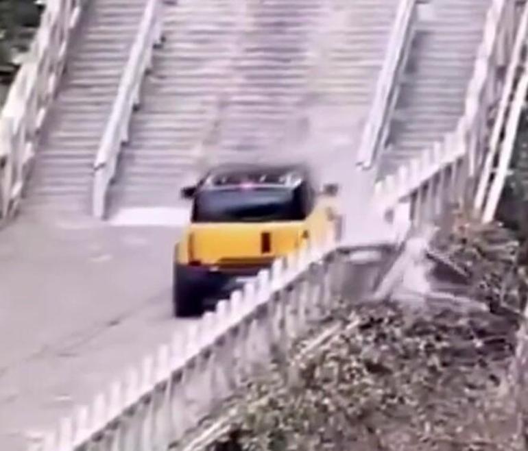 İddialı otomobil testi ters tepti Tianmen Dağı’ndaki merdivenleri tırmanırken, tarihi yapıya zarar verdi...