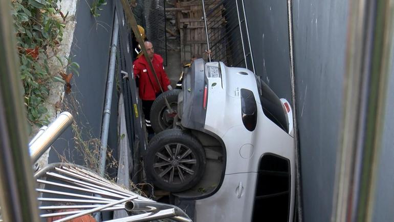 9 araca çarpıp 5 metrelik boşluğa düştü