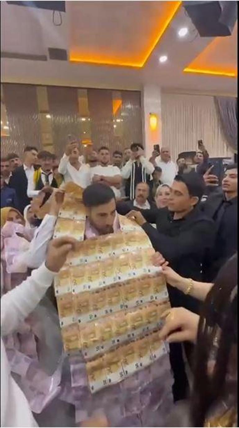 YOK ARTIK Mardindeki düğünde gelin ve damada paradan yelek giydirilip, taç takıldı