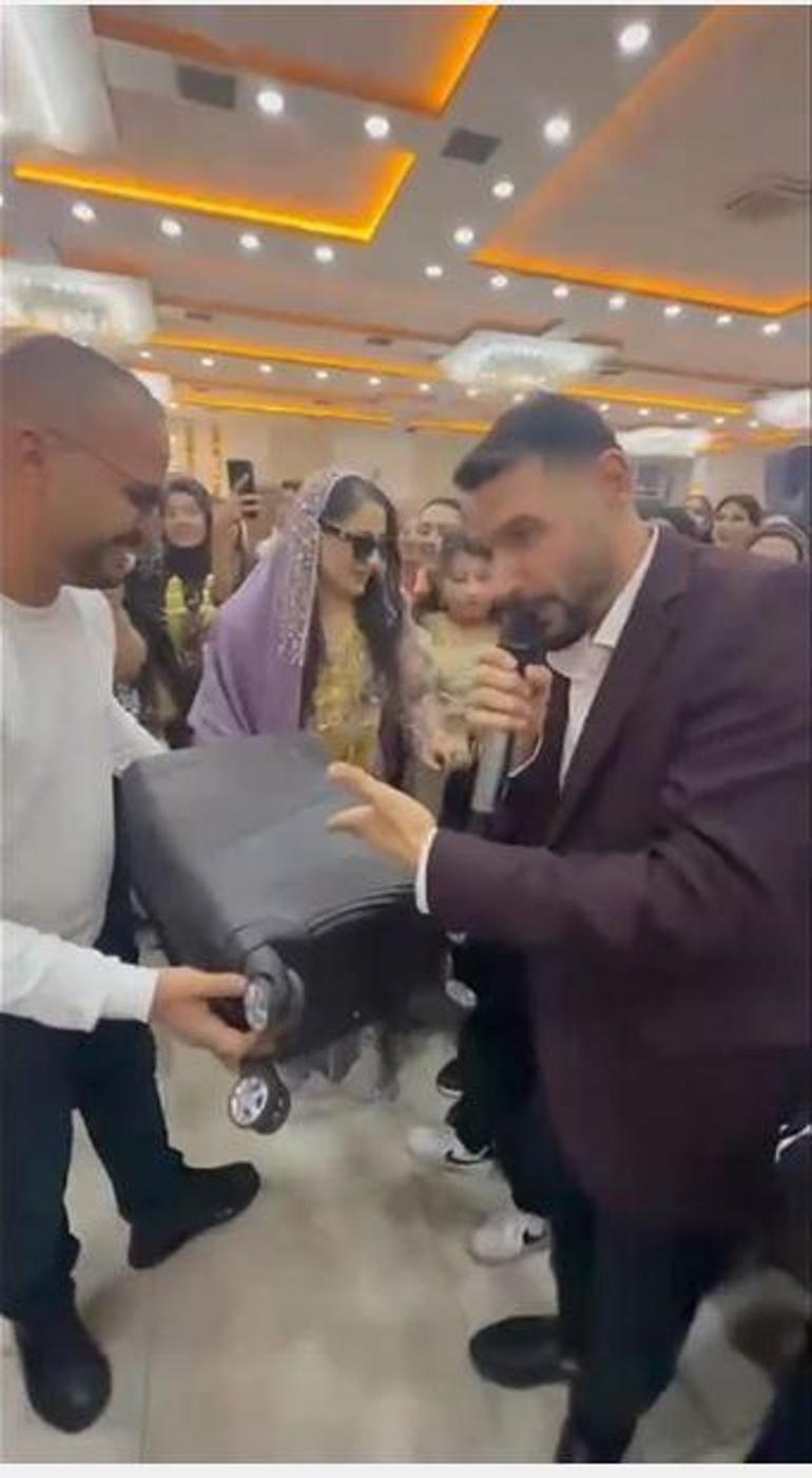 YOK ARTIK Mardindeki düğünde gelin ve damada paradan yelek giydirilip, taç takıldı