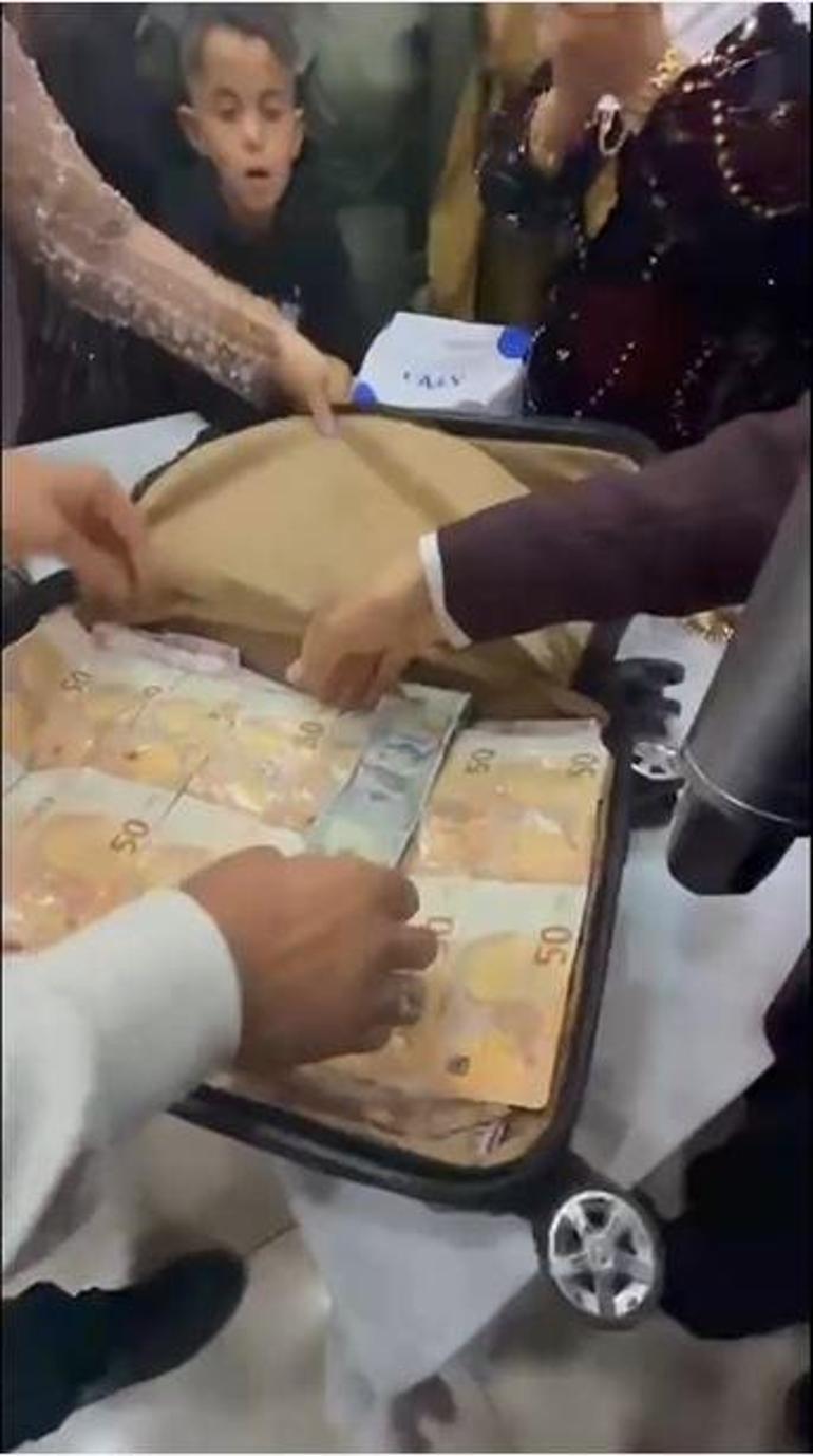 YOK ARTIK Mardindeki düğünde gelin ve damada paradan yelek giydirilip, taç takıldı