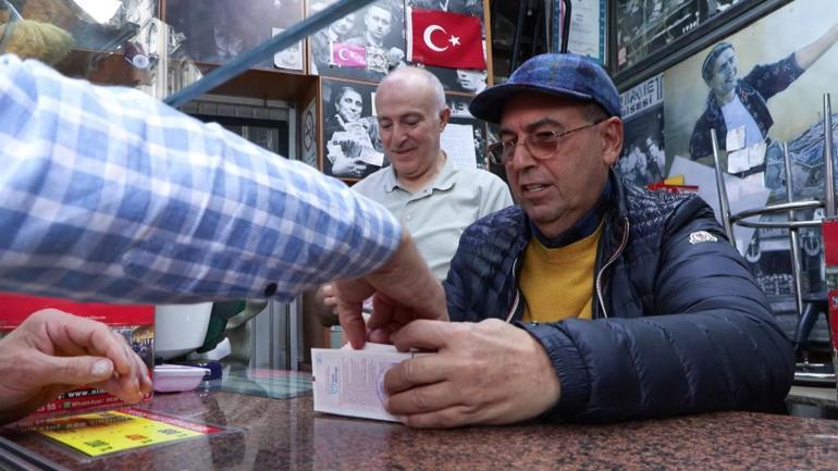Milli Piyango yılbaşı biletleri için tarihi Nimet Abla gişesi önünde yoğunluk oluştu