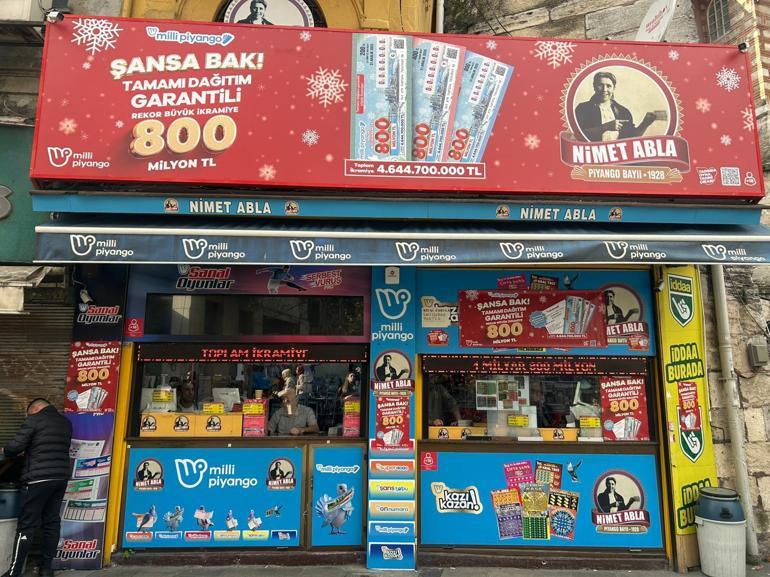 Milli Piyango yılbaşı biletleri için tarihi Nimet Abla gişesi önünde yoğunluk oluştu