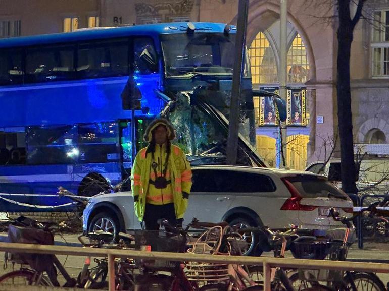 İsveçte otobüs durağa daldı: Ölü ve yaralılar var