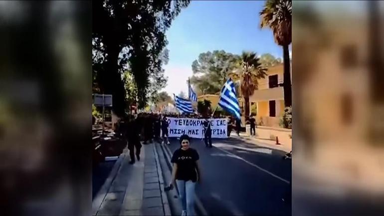 Rumlardan KKTC sınırında provokasyon Türk askeri dışarı sloganı atıp, bayrak yaktılar